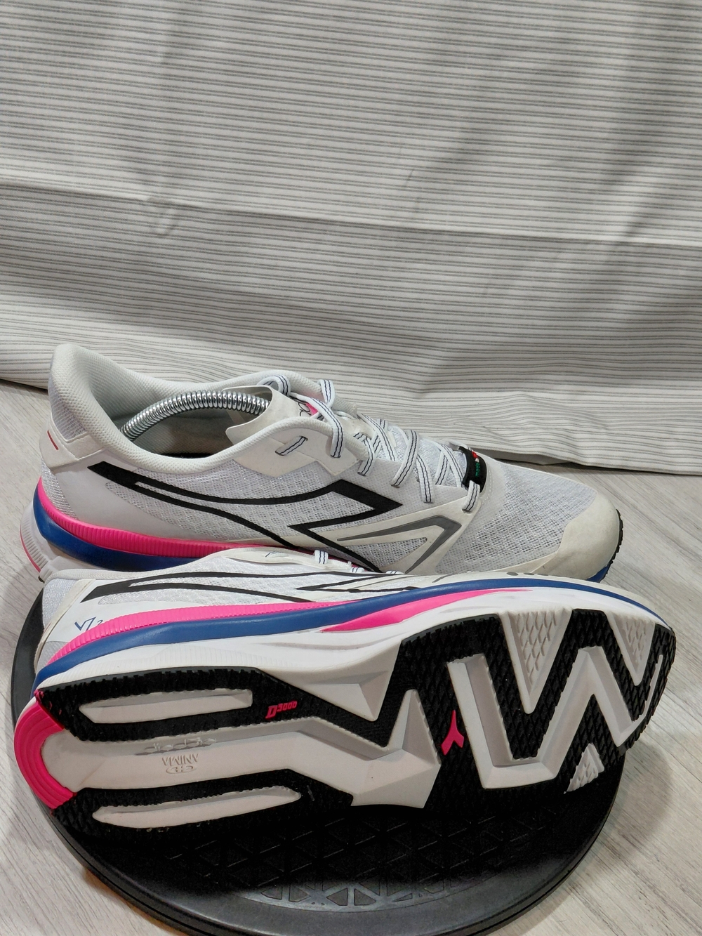 Diadora Mens V7000-2 Italian White Running Shoes with Pink & Blue Accents M10.5 - Picture 13 of 16